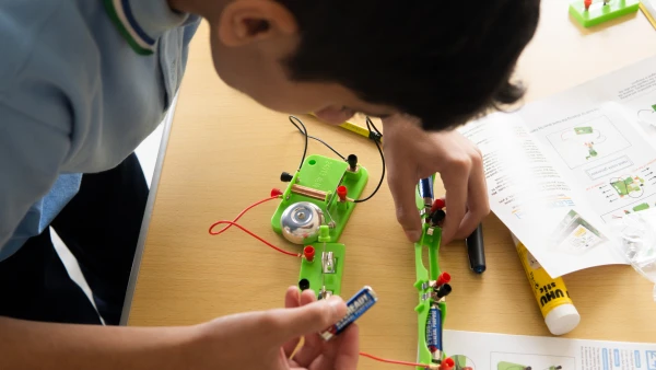 WellSpring Private School fees to learn electronic robotics in the rak classroom